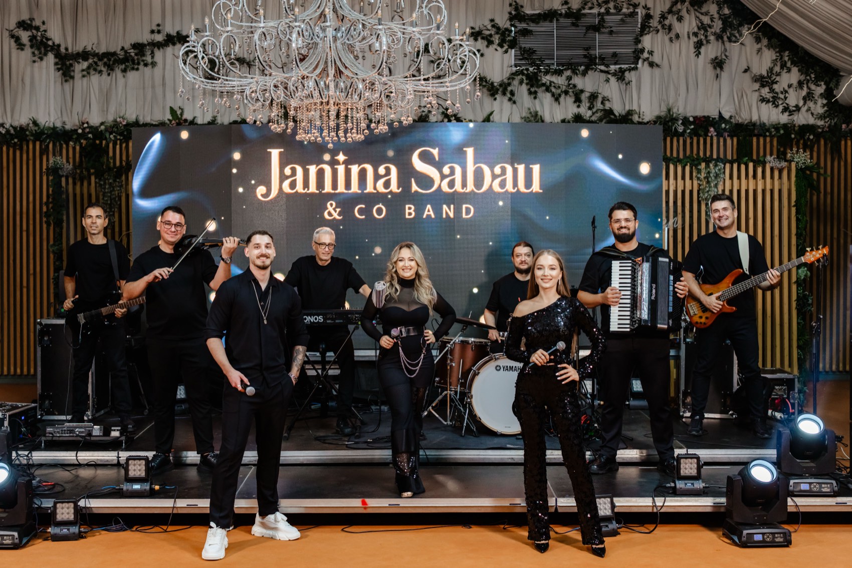 Janina Sabau & Co Band pe scenă, cu vioară, acordeon, chitare, clape și tobe